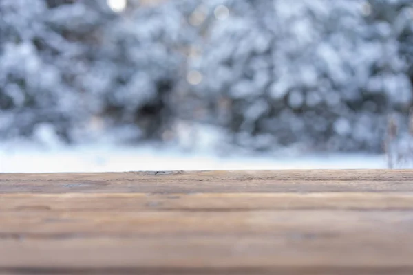 Vacker Vinterscen Suddig Bakgrund Snöig Jul Natur Bakgrund Trä Bordsskiva — Stockfoto