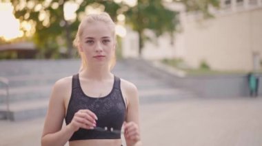 Spor ve Spor. Genç beyaz kadın spor giyinmiş gözlük takıyor Açık havada duran yaz parkı arka planı