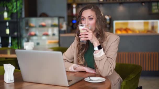 Business Woman restaurace majitel použít notebook oblečené elegantní kalhoty Sedací stůl v restauraci s bar počítadlo na pozadí — Stock video