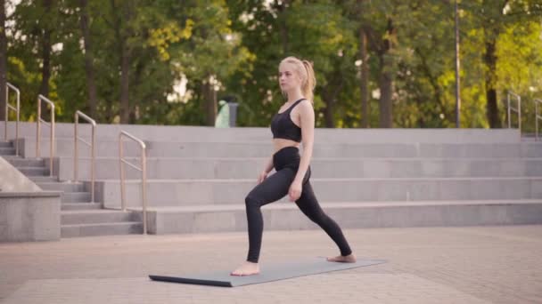 Fitness Vrouw Oefening Yoga Oefeningen Op Mat Outdoor City Street Zonlicht Achtergrond — Stockvideo