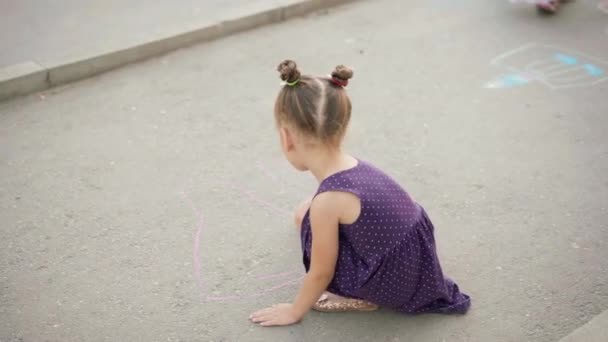 Детский рисунок Мел Асфальт-роуд — стоковое видео