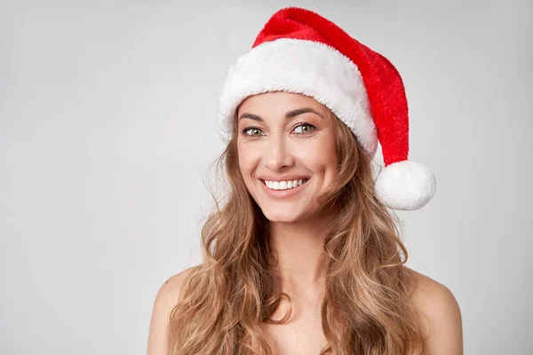 Frau Weihnachten Weihnachtsmütze Weiß Studiohintergrund Schöne Kaukasische Frau Lockiges Haar — Stockfoto
