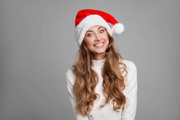 Mulher Natal Sants Chapéu Suéter Branco Estúdio Fundo Bonito Caucasiano — Fotografia de Stock