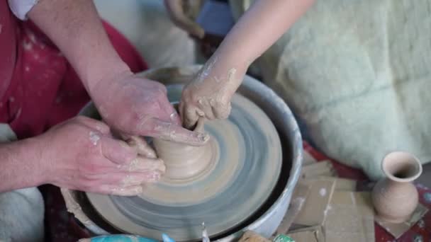 Potter ensinando olaria menina — Vídeo de Stock
