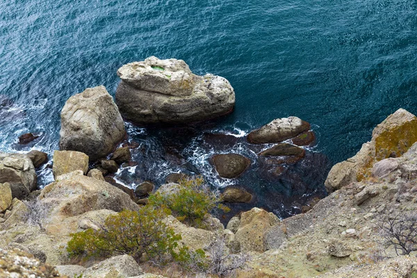 Gros rocher de pierre sur l'eau de mer — Photo