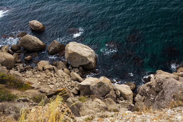 Gros rocher de pierre sur l'eau de mer — Photo