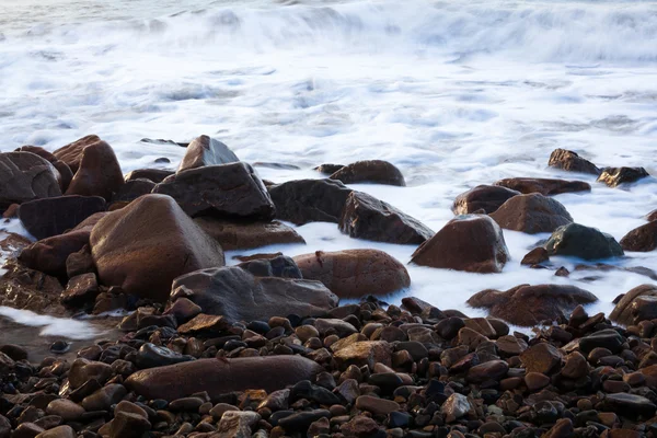 Okrągły kamień w morze lub ocean piana fala — Zdjęcie stockowe
