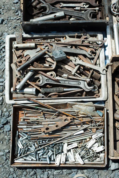Instrumenten die worden gebruikt op een rommelmarkt — Stockfoto
