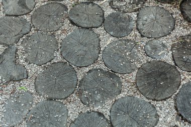 yuvarlak ahşap döşeme ve taş doku