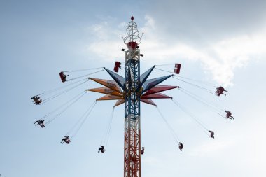 gökyüzüne karşı insanlarla Lunaparktaki atlıkarınca