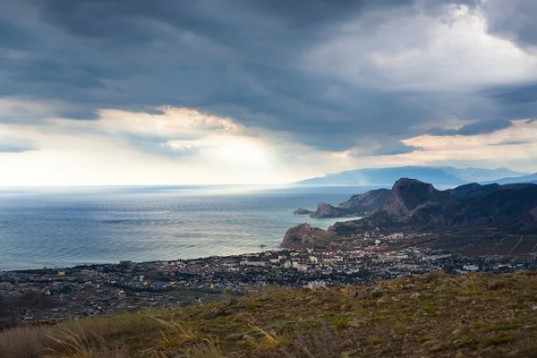 Ciudad junto al mar cerca de las montañas bajo un hermoso cielo —  Fotos de Stock