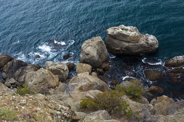 Gros rocher de pierre sur l'eau de mer — Photo