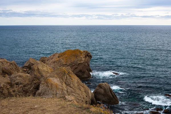 바다 물 위에 큰 돌 바위 — 스톡 사진