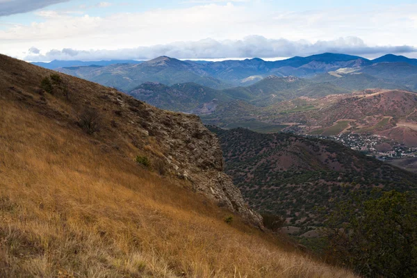 Sommet de montagne avec verdure sur le fond du ciel — Photo