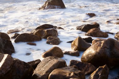 Sharped rock w morza lub oceanu fal pianki