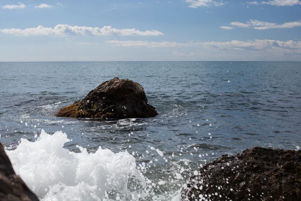 Kámen v moři či oceánu — Stock fotografie