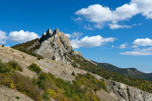 Sarı ve yeşil ağaçlar karşı dağlar, sonbahar yatay bir — Stok fotoğraf