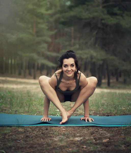 Beautiful girl is engaged in yoga in the forest — Stock Photo, Image