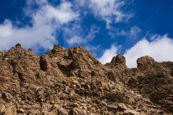 Paysage avec des arbres contre les montagnes et le beau ciel — Photo