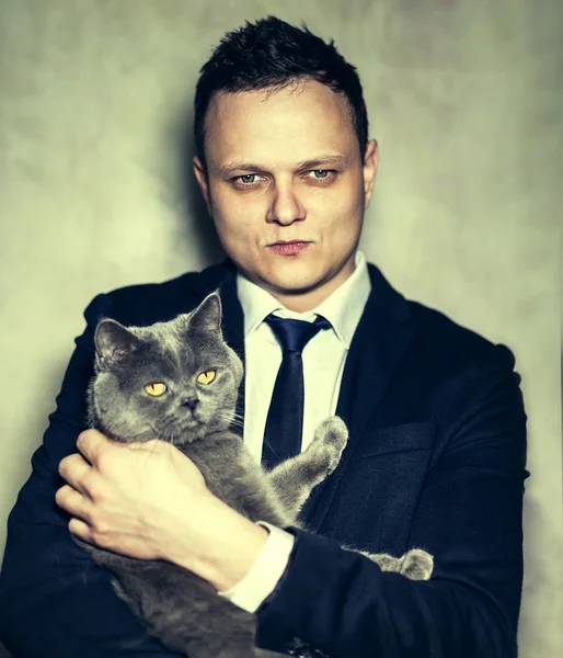 Przystojny facet w uścisku z kotem — Zdjęcie stockowe