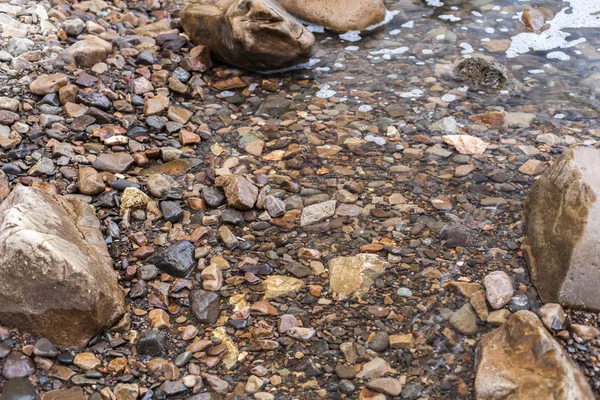 Textur aus scharfen Meeressteinen unterschiedlicher Größe — Stockfoto