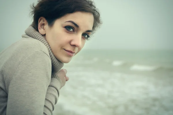 Porträt einer schönen Frau am Meer — Stockfoto