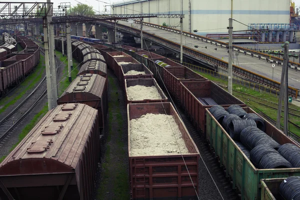 Trens de carga no terminal de carga da cidade — Fotografia de Stock