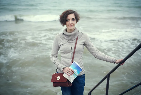 Glamourous portret van de jonge mooie vrouw in lederen laarzen op de oever van een strand — Stockfoto