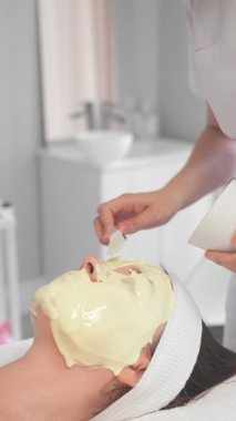 Huzurlu bir salonda yetenekli bir kozmetik uzmanı tarafından sunulan rahatlatıcı yüz maskesi tedavisinin tadını çıkarın. Güzellik ihtiyaçlarınız için hazırlanmış cilt tazeleme ve besin deneyimi.