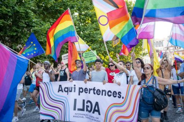 Lizbon, Portekiz 17 Haziran 2023 Kalabalıklar gurur, gökkuşağı bayrakları sallamak ve eşitlik ve kabulü destekleyen pankartlar göstermek için şehir merkezinde toplandı..