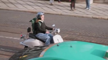 Portekiz, Lizbon 25 Haziran 2025. İnsanlar hareketli caddelerde scooter ve elektrikli araçlara biniyor. Hareketli atmosfer şehirlere cazibe ve yayalarla dolu dinamik şehir yaşamını sergiliyor.