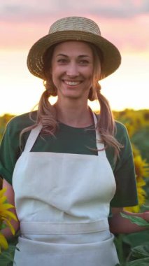 Çiftçi, güzel bir günbatımında canlı ayçiçekleri arasında duruyor, neşe saçıyor ve doğayla bağlantı kuruyor. Sahne, tarımın uyumunu ve akşam gökyüzünün güzelliğini yakalıyor..