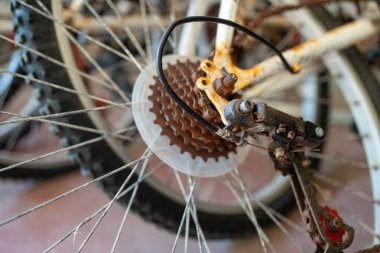 Paslı bisiklet kaseti, raydan çıkma ve atölyedeki eski bir bisikletin zinciri.