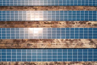 Günümüz yenilenebilir enerji santralinde yere dizilmiş hava aracı sıraları, temiz sürdürülebilir elektrik üreterek ve çevre dostu enerji çözümlerini teşvik ederek,