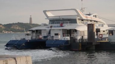 Portekiz, Lizbon 25 Haziran 2025 feribotu Lizbon sularında hareket ederek şehrin ufuk çizgisi ve liman manzarası sunuyor. Yolcular feribot limana yaklaşırken yolculuğun tadını çıkarsın..
