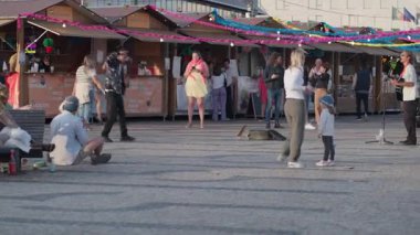 Portekiz, Lizbon 25 Haziran 2025 canlı sokak performansı Lizbon 'da seyircileri cezbediyor. Sanatçılar yeteneklerini sergilerken, seyirciler neşe dolu atmosferde tezahürat yapıyorlar.