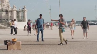 Portekiz, Lizbon 25 Haziran 2025 Şehir meydanında insanların keyifli sokak atmosferini izlediği ve eğlendiği sabun köpükleri yaparak kalabalığı eğlendiren sanatçı