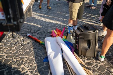 Lizbon, Portekiz 17 Haziran 2023 Katılımcılar LGBT gay geçit törenine hazırlanırken, kaldırım taşı sokaklarına renkli süslemeler ve pankartlar kurarak çeşitlilik ve kapsamı kutluyorlar.