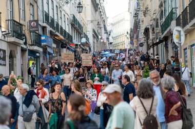 Lizbon, Portekiz 17 Haziran 2025 Lizbon 'da kalabalık bir caddeyi doldurdu. Elinde Filistin haklarını destekleyen pankartlar ve pankartlar var..