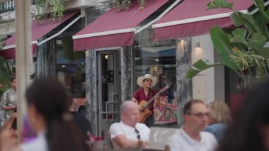 Portekiz, Lizbon 25 Haziran 2025 Heyecan, Lizbon 'un hareketli caddesinde müzisyenler performans sergilerken havayı dolduruyor. Yerel halk ve turistler canlı atmosferli kafelerin tadını çıkarmak için toplandılar.