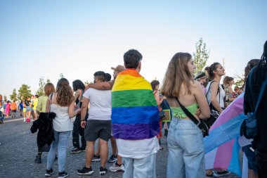 Lizbon, Portekiz 17 Haziran 2023 katılımcılar canlı bir atmosferde toplandılar, renkli kıyafetler giydiler ve destek için bayraklar tuttular..