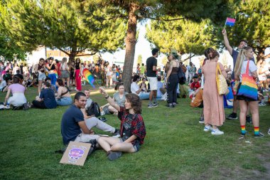 Lizbon, Portekiz 17 Haziran 2023 katılımcıları renkli bayraklar ve neşeli ifadelerle dolu bir parkta canlı bir LGBT gay geçit töreninin keyfini çıkarıyorlar. Arkadaşlar bir araya gelip, çeşitliliği ve kapsamı kutluyorlar.