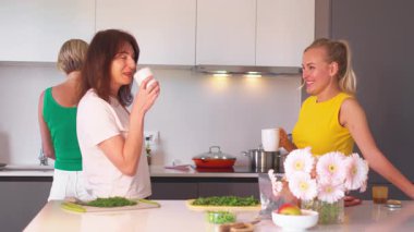 İki arkadaş güneşli bir mutfakta toplanır, lezzetli bir yemek hazırlarken bahşiş ve kahkaha paylaşırlar. Taze malzemeler ve canlı renkler boşluğu doldurur.