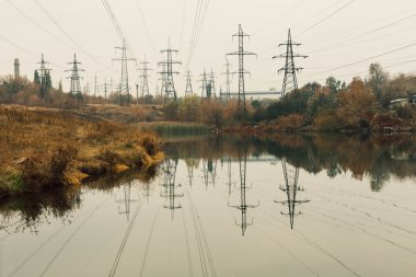 Kömür Santrali güzel bölgede tam ağaçlar ve göl, enerjik pole ve güç istasyonu bacaları ile ayna yansıması, sinerji sanayi ve doğa