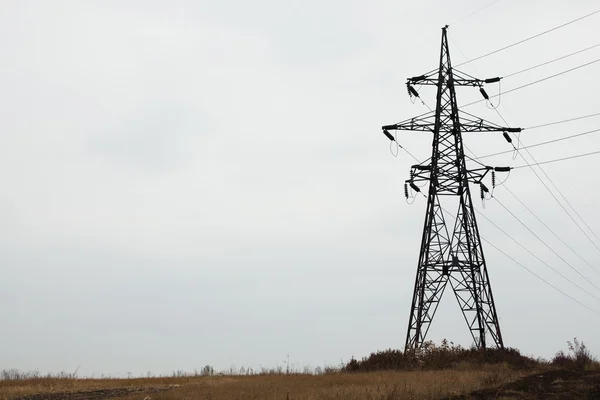 Torre de alta tensión y líneas eléctricas contra el cielo . —  Fotos de Stock