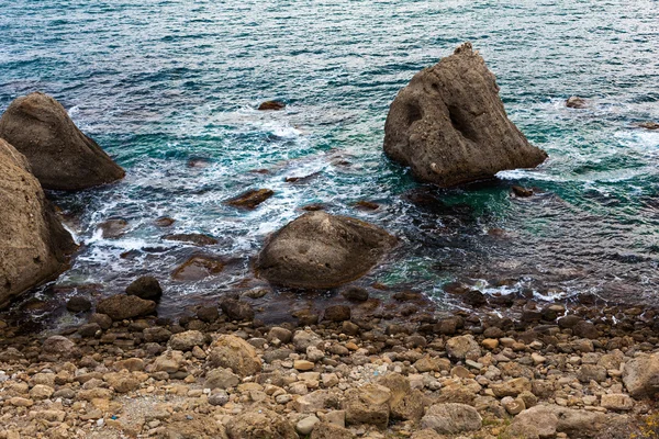 Камень в море или океане — стоковое фото