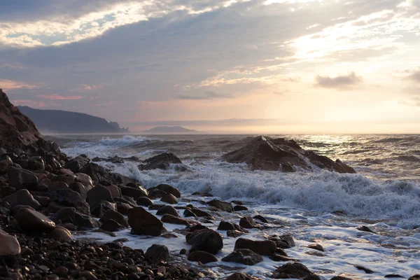 Ostřejších skála v moři nebo oceánu vlny pěny — Stock fotografie