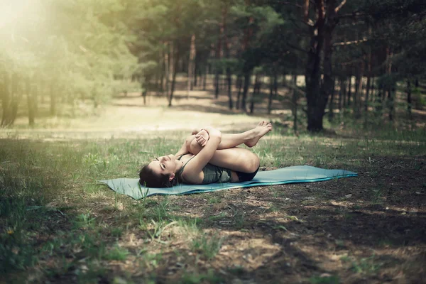 Beautiful girl is engaged in yoga in the forest — Stock Photo, Image