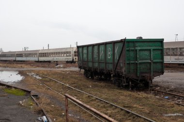 raylar üzerinde eski bir kamyonu