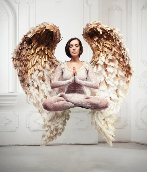 Genç kadın yoga havaya yükselme ve meditasyon kavramı. Nesne odasında.